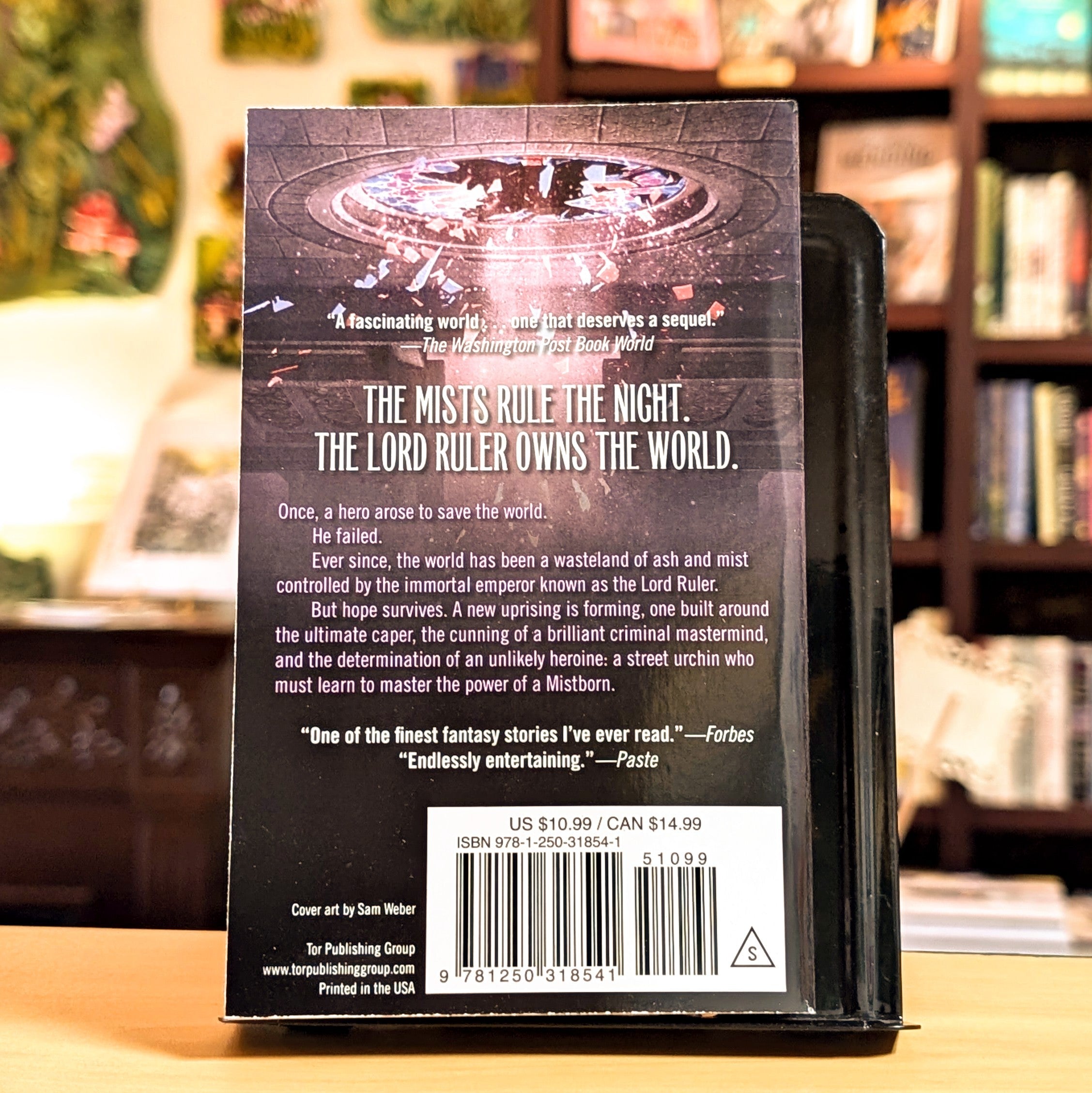 Mistborn: The Final Empire (The Mistborn Saga, 1)